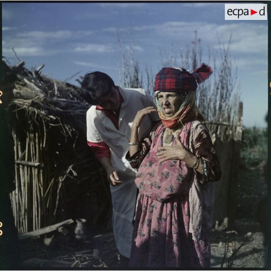 Petite Kabylie. Soins donnés à la population du centre de regroupement "le garage" par une équipe d'ASRA (assistantes sociales les Rurales Auxiliaires) du Capitaine Aokas.