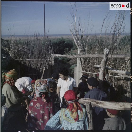 Petite Kabylie. L'équipe d'ASRA (assistantes sociales les Rurales Auxiliaires) fait du porte à porte.