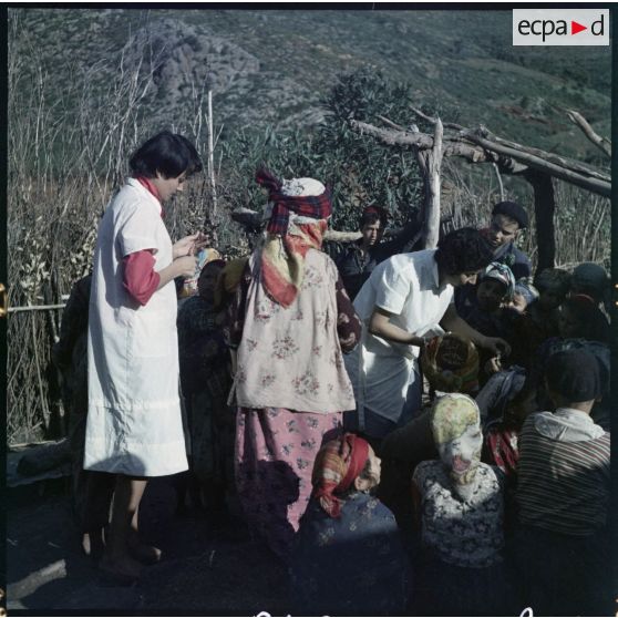 Petite Kabylie. L'équipe d'ASRA (assistantes sociales les Rurales Auxiliaires) fait du porte à porte.