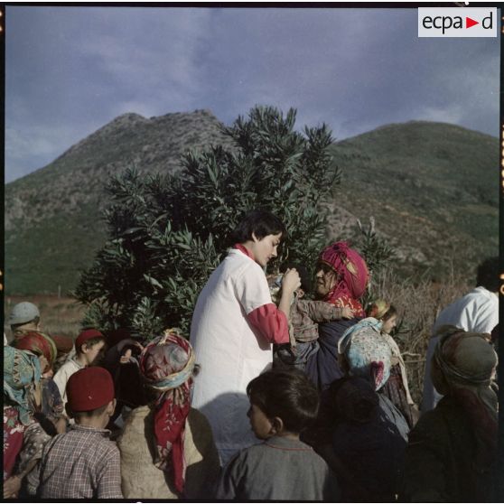 Petite Kabylie. L'équipe d'ASRA (assistantes sociales les Rurales Auxiliaires) fait du porte à porte.