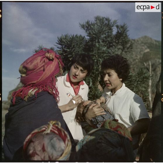 Petite Kabylie. L'équipe d'ASRA (assistantes sociales les Rurales Auxiliaires) fait du porte à porte.