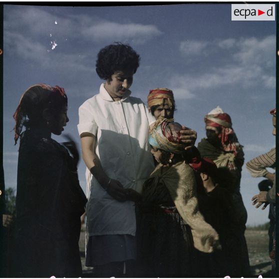 Petite Kabylie. L'équipe d'ASRA (assistantes sociales les Rurales Auxiliaires) fait du porte à porte.