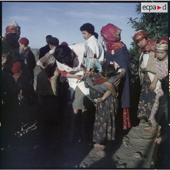 Petite Kabylie. L'équipe d'ASRA (assistantes sociales les Rurales Auxiliaires) fait du porte à porte.