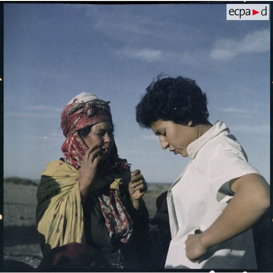 Petite Kabylie. Une ASRA (assistante sociale les Rurales Auxiliaires) donne des conseils à une de ses malades.