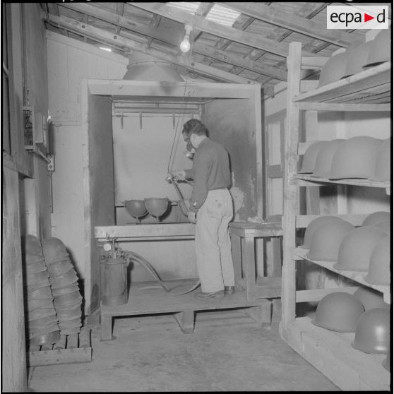 Atelier de peinture des casques.