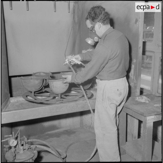 Atelier de peinture des casques.