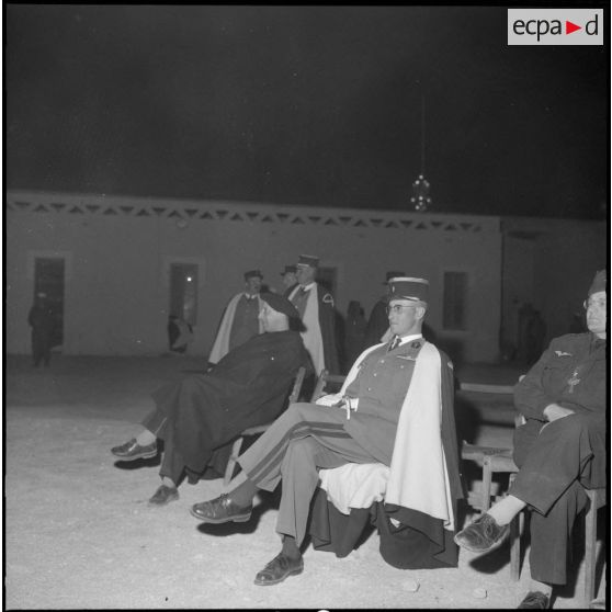 Le capitaine Gilbert commanadant (CDT) de la 1ere compagnie saharienne portée de légion (CSPL) entre l'aumônier catholique et le pasteur.