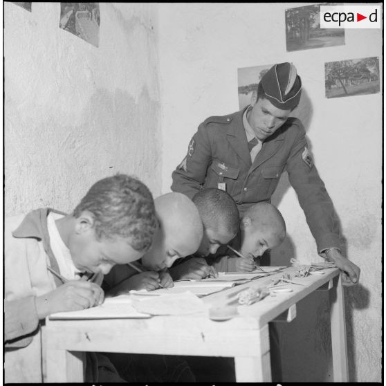 Mekhadmas. L' instituteur surveille les progrès des élèves.