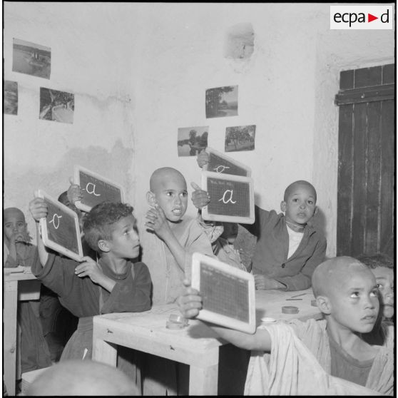 Mekhadmas. Les ardoises sont présentées à l' instituteur pour la correction.
