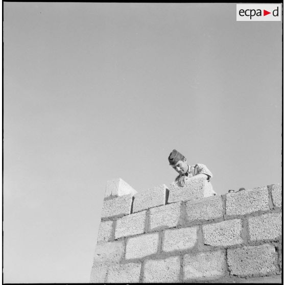 Mekhadmas. Portrait d'un 57/1/B originaire de Beauvais (Oise) , maçon, travaillant à la construction de la nouvelle salle de classe.