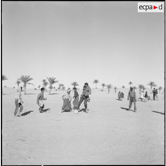 Mekhadmas. Pendant la récréation, les jeunes élèves jouent au football.