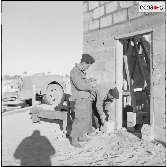 Mekhadmas. Un soldat dirige les travaux de construction.