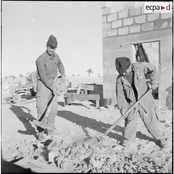 Mekhadmas. Deux soldats fabriquant des parpaings.