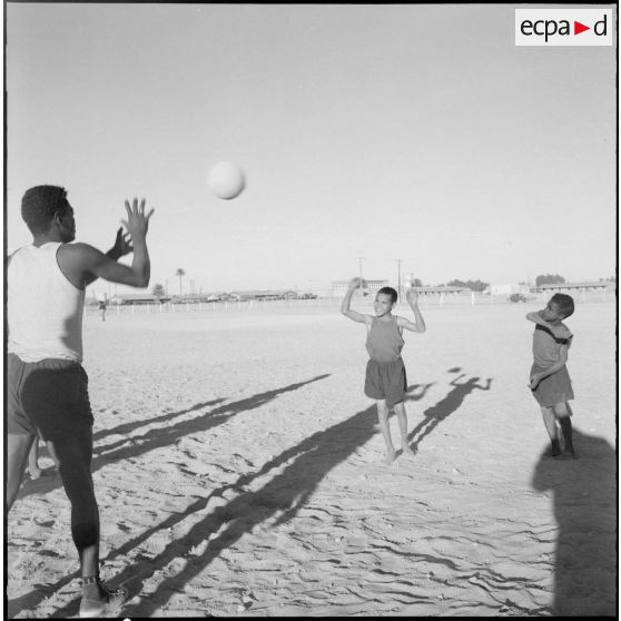 Jeux de ballons avec les benjamins sous la direction des Moniteurs d' Issoire.
