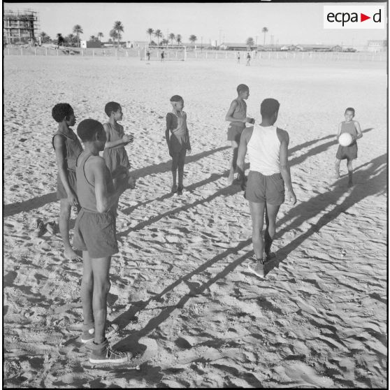 Jeux de ballons avec les benjamins sous la direction des Moniteurs d' Issoire.