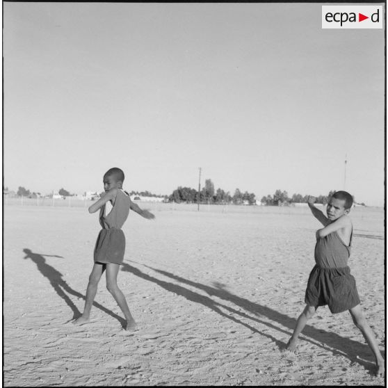 Les enfants s'étirent.