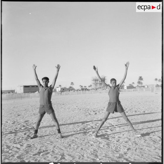 Les enfants s'étirent.