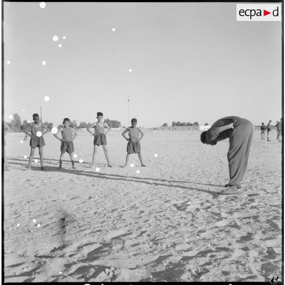 Les enfants s'exercent avec le moniteur d'Issoire.