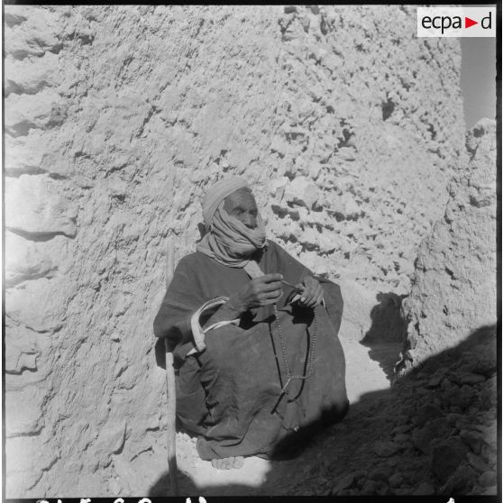 Sites des environs d'Adrar. Un homme assis.