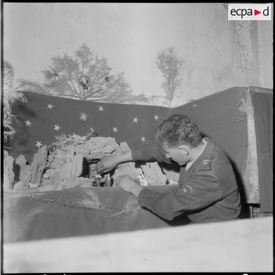 Noël au fond du désert. Un soldat de la compagnie saharienne installe la crèche.