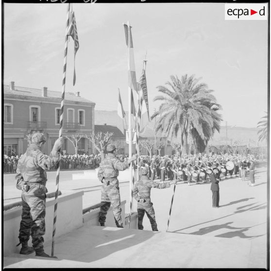 La nouba du 2e régiment de tirailleurs (R.T) et les fanions du commando Cobra.