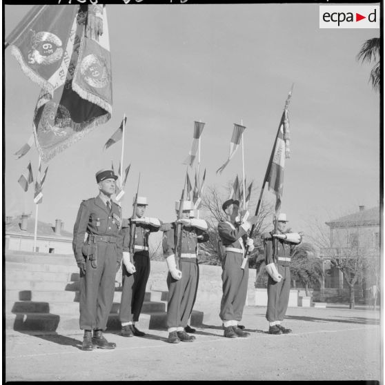 La prise d'armes sur la place de Saïda. Portrait de la 6e régiment de tirailleurs Algériens ( RTA).