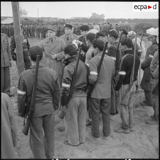 Le général Coste félicite les membres du groupe d'autodéfense.