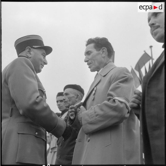 Les membres de l'auto-police reçoivent la médaille commémorative du maintien de l'odre.