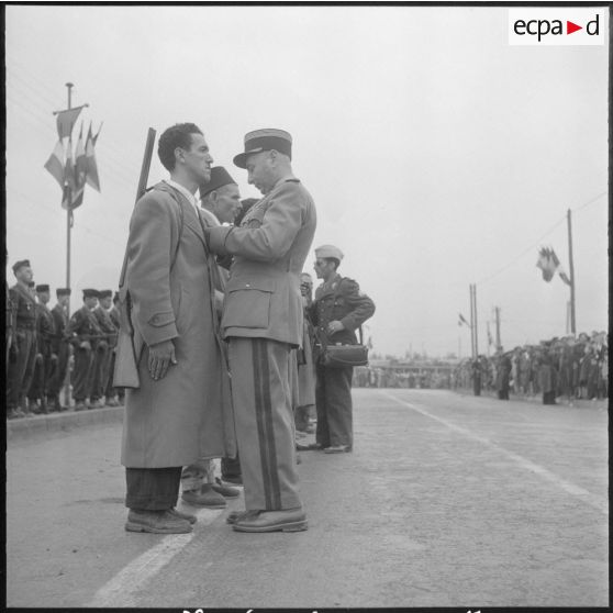 Les membres de l'auto-police reçoivent la médaille commémorative du maintien de l'odre.