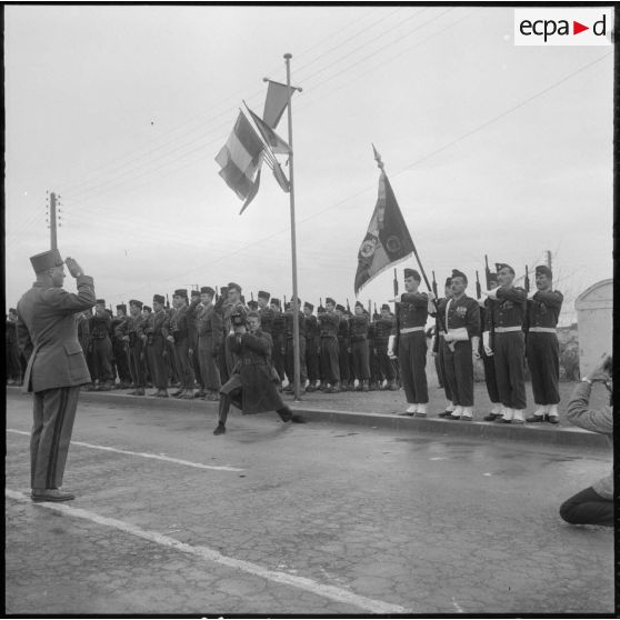 Le général Coste salue le drapeau du 45e régiment de transmissions.