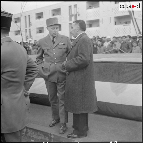 Le général Coste s'entretient avec le commandant Mahdi.