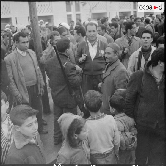 Les membres du groupe d'auto-police après la remise la cérémonie.