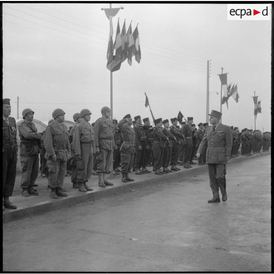 Le général Coste passe devant la section de choc du 18° bataillon de l'unité territoriale ( U.T).