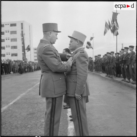 Le capitaine Lopez, reçoit la Croix de la Valeur Militaire.