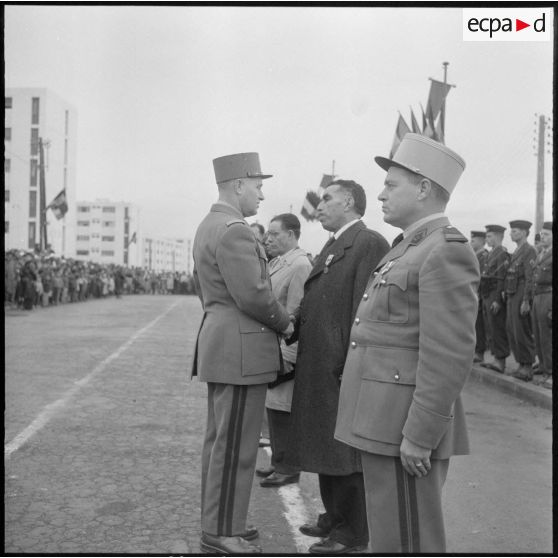 Le Commandant Mahdi saci, reçoit la médaille commémorative du maintien de l'ordre..