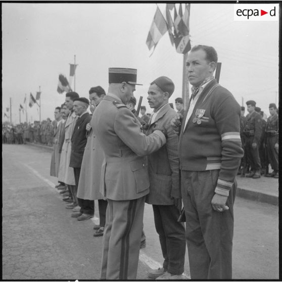 Les membres de l'auto-police reçoivent la médaille commémorative du maintien de l'odre.