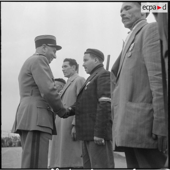 Les membres de l'auto-police reçoivent la médaille commémorative du maintien de l'odre.