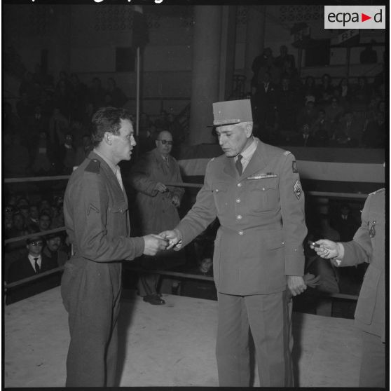 Le général Dunoyer De Segonzac remet des médailles aux vainqueurs des combats.