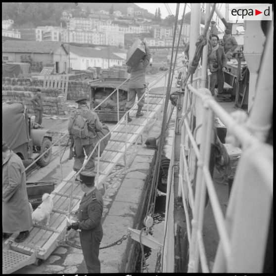 Chargement du matériel et embarquement des hommes à bord.