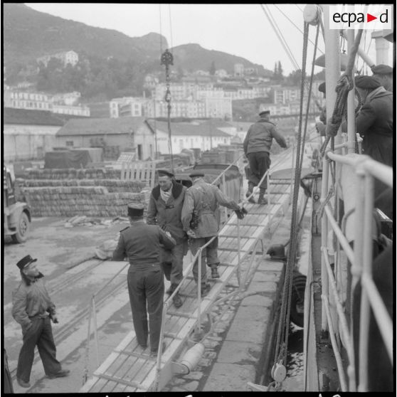 Chargement du matériel et embarquement des hommes à bord.
