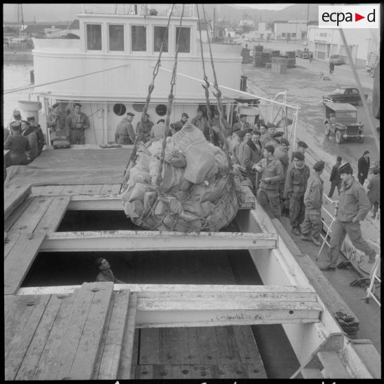 Chargement du matériel et embarquement des hommes à bord.
