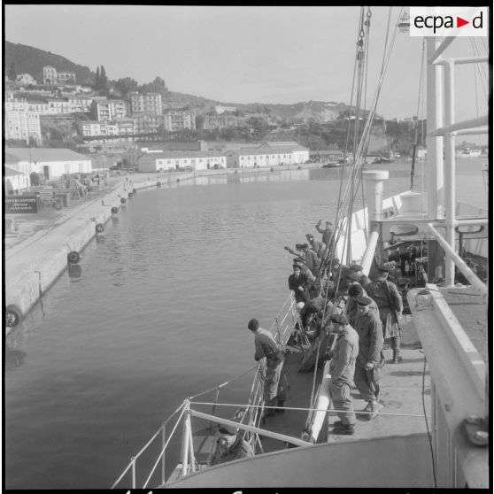 La servanaise quitte le port de Bougie.