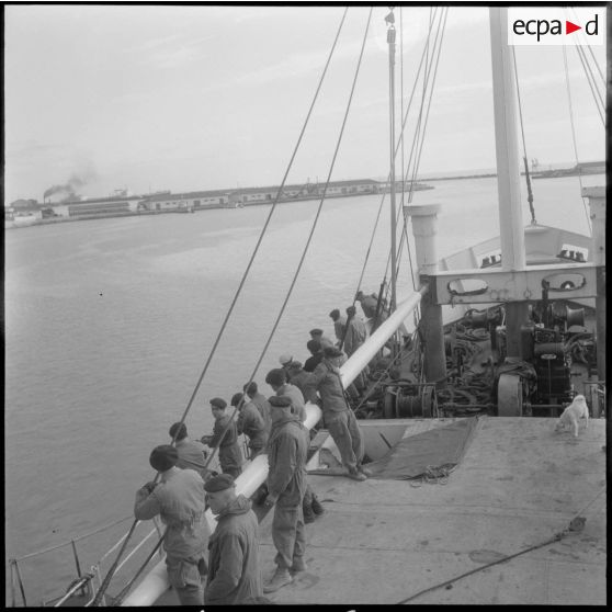 La servanaise quitte le port de Bougie.