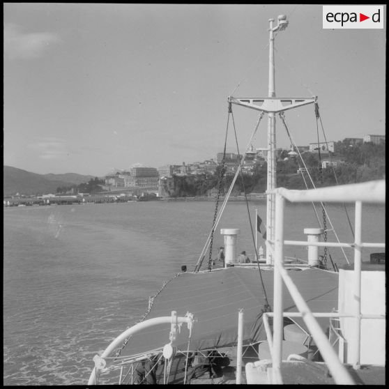 La servanaise quitte le port de Bougie.