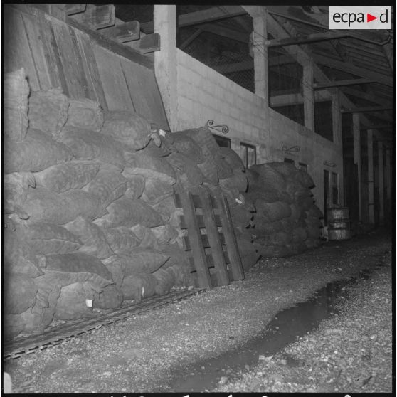 Le ravitaillement de la 13e demi-brigade de Légion Etrangère (D.B.L.E.).