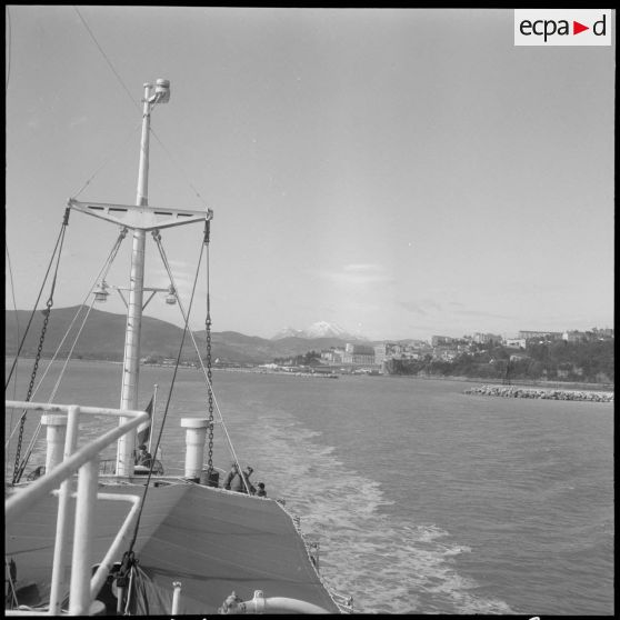 La servanaise quitte le port de Bougie.