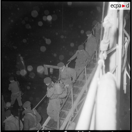 A 22 heures, la Sermanaise arrive dans le port de Collo.