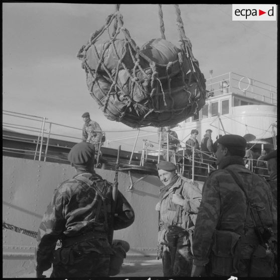 Déchargement d'une partie du matériel à Djijelli.