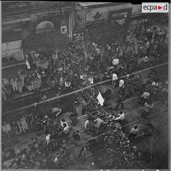 Barricade dans la rue d'Isly.