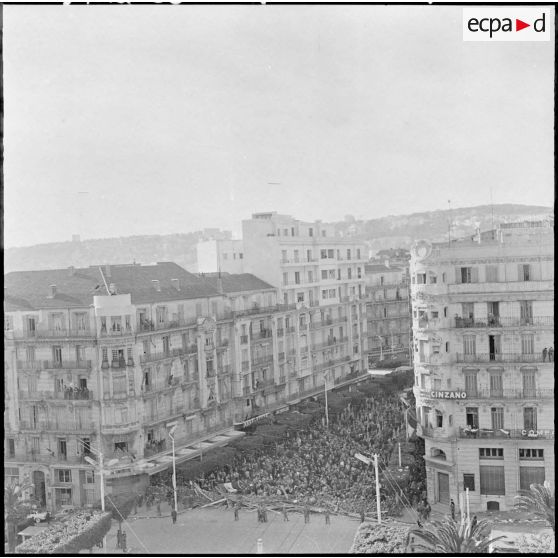 Vues de la barricade "Hernandez "et de son service d'ordre dans la rue Charles Péguy à Alger, matinée du 25 janvier 1960.